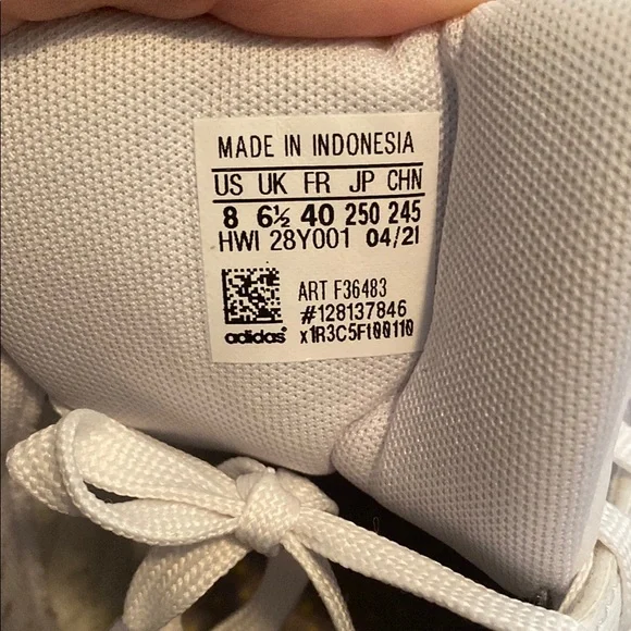 Adidas Classic White Shoes with Black Accents - Picture 12 of 12